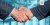 A imagem mostra duas mãos de parceiros se unindo, simbolizando o investimento de R$14 milhões que a Luby Software recebeu da Multilaser